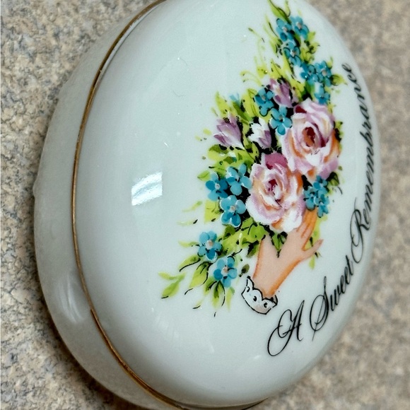 Vintage Avon 1982 Porcelain Trinket Box Oval Valentines Day - Sweet Deal! - Picture 4 of 12